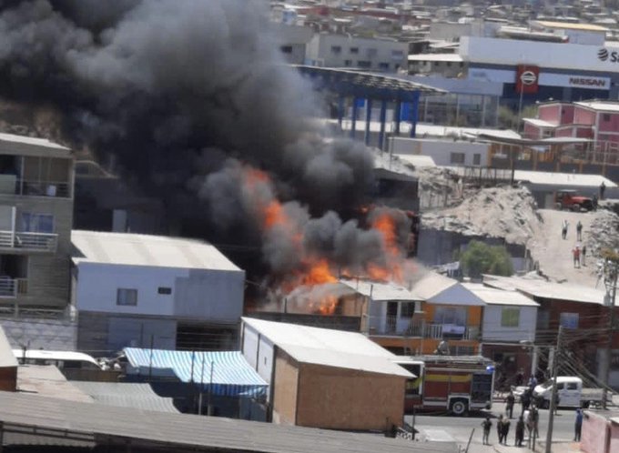 Una casa consumida y 17 personas damnificadas dejó incendio en Antofagasta