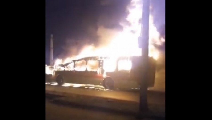 Desconocidos queman bus del sistema Red en Villa Francia durante manifestaciones e intimidaron a la conductora de la máquina