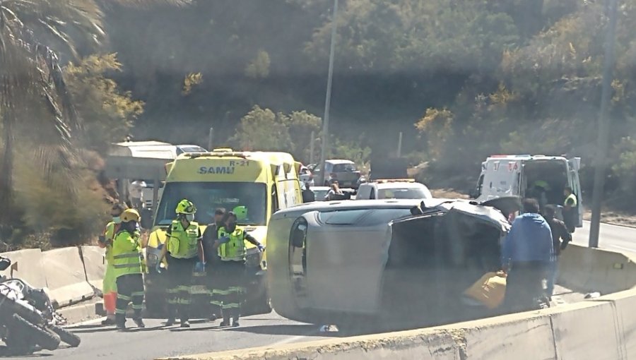 Accidente automovilístico en Ruta Las Palmas en Viña del Mar genera congestión kilométrica: Habría un motorista lesionado