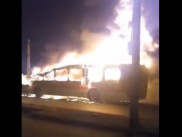 Desconocidos queman bus del sistema Red en Villa Francia durante manifestaciones e intimidaron a la conductora de la máquina