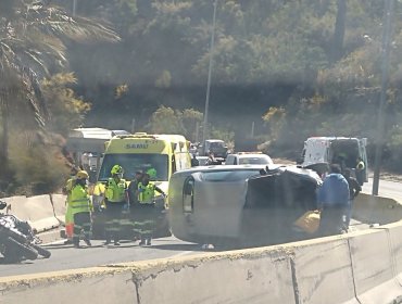 Accidente automovilístico en Ruta Las Palmas en Viña del Mar genera congestión kilométrica: Habría un motorista lesionado