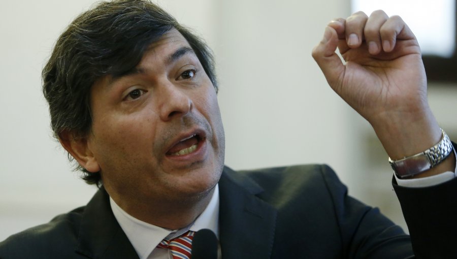 Abogada de Parisi dice que candidato debe esperar 48 horas para viajar a Chile