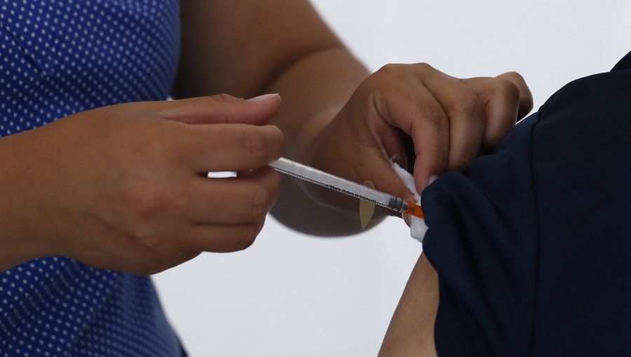 Calendario de vacunación: Mayores y menores de 55 ya pueden recibir la tercera dosis