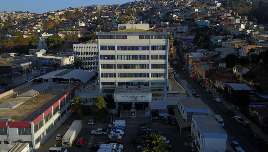 Paciente lleva más de 40 horas sentado en una silla a la espera de una cirugía en el Hospital Carlos van Buren de Valparaíso