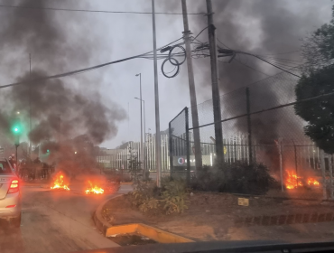 Barricadas incendiarias obstaculizan el ingreso y la salida de la Refinería de ENAP en Concón