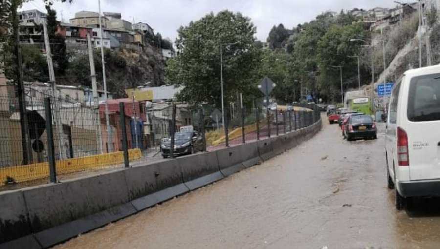 Rotura de matriz desata el caos en el barrio O'Higgins de Valparaíso y obliga a cortar el suministro de agua potable en diversas zonas