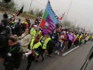 Pobladores de Peñalolén marchan hacia el Congreso en Valparaíso para exigir soluciones habitacionales