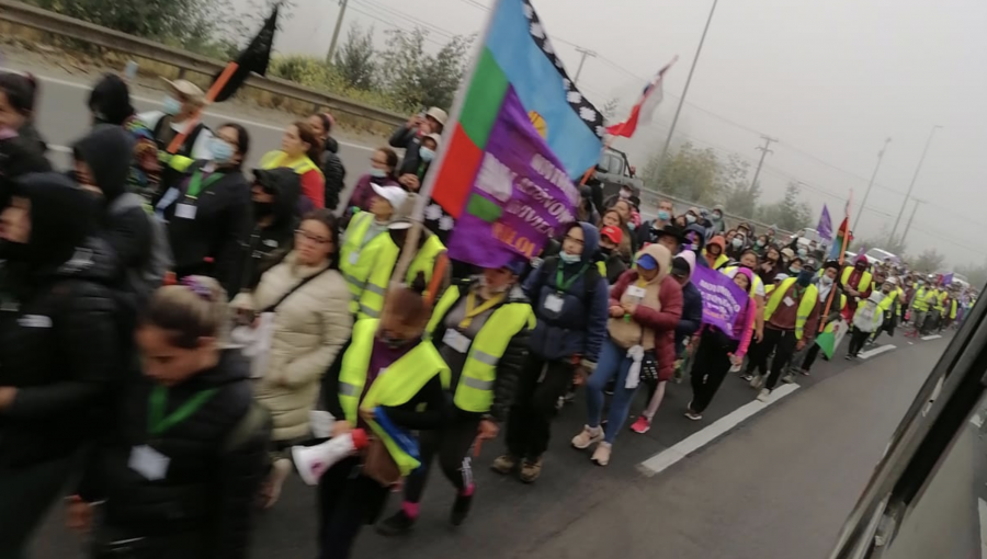 Pobladores de Peñalolén marchan hacia el Congreso en Valparaíso para exigir soluciones habitacionales