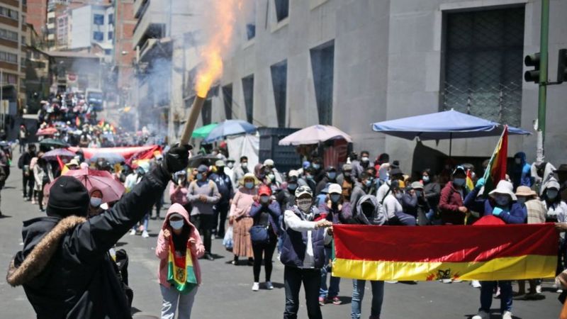 Confrontaciones marcan segundo día de paro parcial de la oposición por la polémica "ley madre" en Bolivia