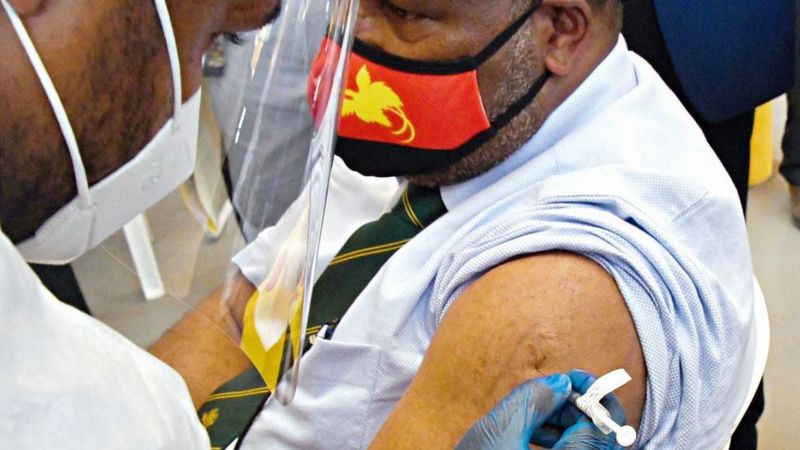 Por qué la mayoría de los habitantes de Papúa Nueva Guinea tienen pavor a las vacunas y qué tiene que ver el fin del mundo con ello