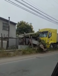 Camión de carga se salió de ruta en Penco y destruyó tres viviendas