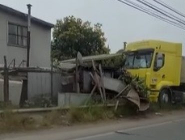 Camión de carga se salió de ruta en Penco y destruyó tres viviendas