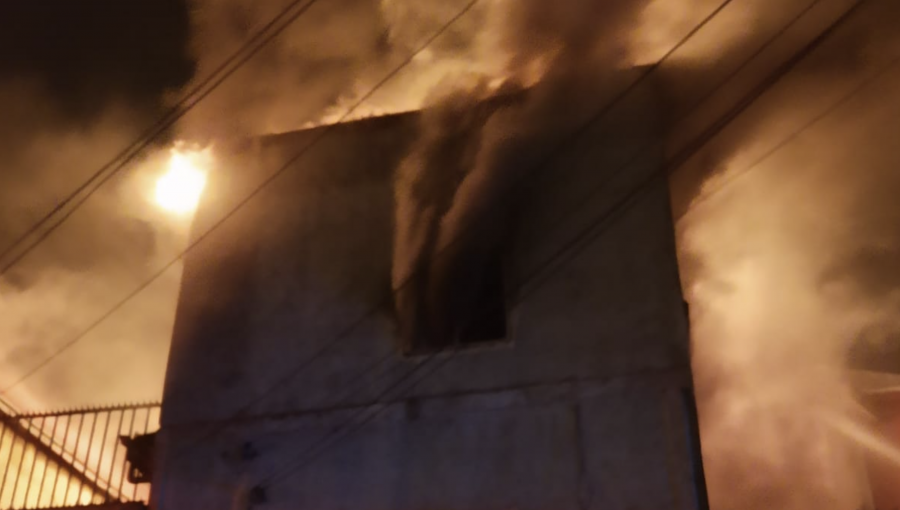 Nueva tragedia enluta a Valparaíso: dos personas fueron halladas sin vida tras incendio que destruyó casa en Playa Ancha