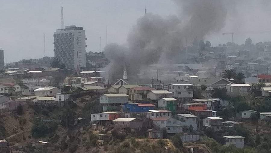 Incendio afecta al menos a dos viviendas en sector de Rodelillo en Valparaíso