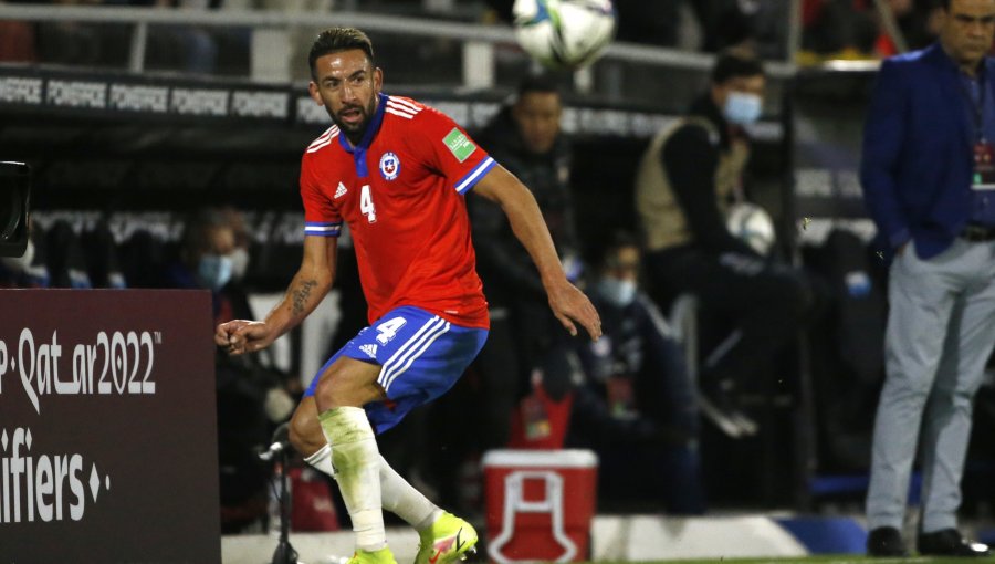 Sensible baja en la Roja: Mauricio Isla no jugará ante Paraguay por ser contacto estrecho de contagiado de Covid-19