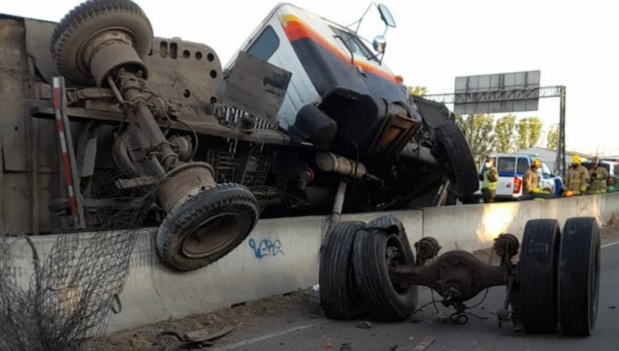 Volcamiento de camión mantiene bloqueado el tránsito en Ruta 5 Sur a la altura de Buin