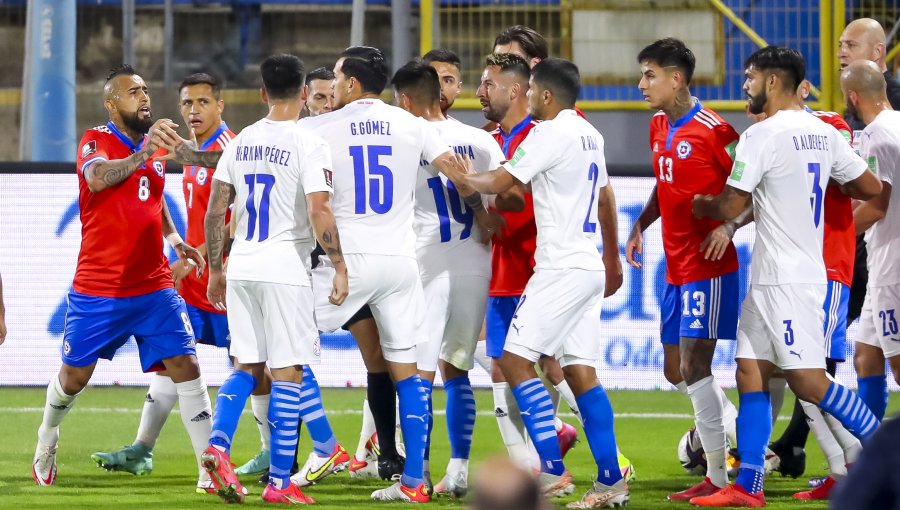 ¿Quiénes son los jugadores de Chile que están a una amarilla de perderse el duelo con Ecuador?