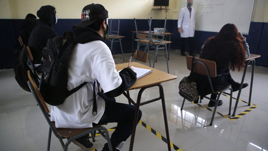 Colegio de Profesores calificó de “irresponsable” el regreso obligatorio a clases presenciales desde marzo