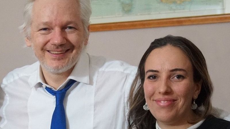 Julian Assange recibió permiso para casarse en la cárcel con su pareja la abogada Stella Moris