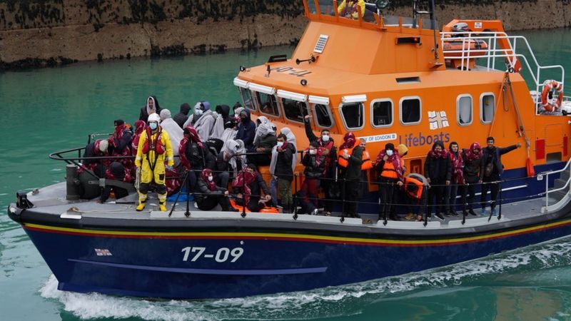 Más de mil migrantes cruzan el canal de la Mancha hacia Reino Unido en un nuevo récord diario