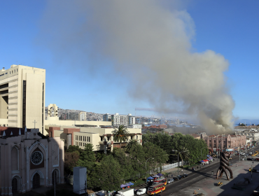 Incendio de grandes magnitudes se registra en las cercanías del Congreso en Valparaíso: fuego afecta a edificio de la PUCV