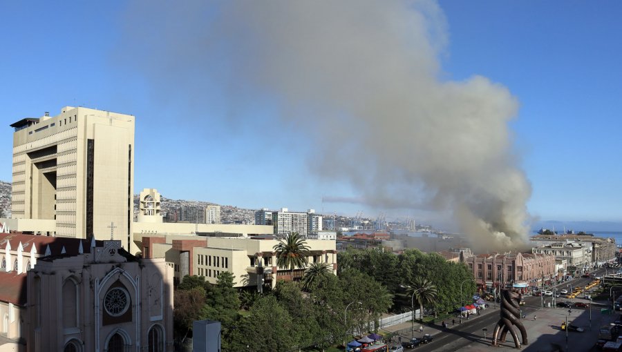 Incendio de grandes magnitudes se registra en las cercanías del Congreso en Valparaíso: fuego afecta a edificio de la PUCV