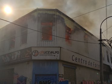 Locales comerciales, una iglesia evangélica y antiguo edificio de la PUCV fueron destruidos por incendio en Valparaíso