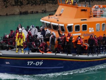 Más de mil migrantes cruzan el canal de la Mancha hacia Reino Unido en un nuevo récord diario