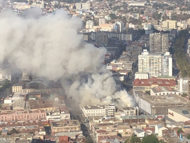 10 imágenes que dan cuenta de la voracidad del incendio en el barrio Almendral de Valparaíso