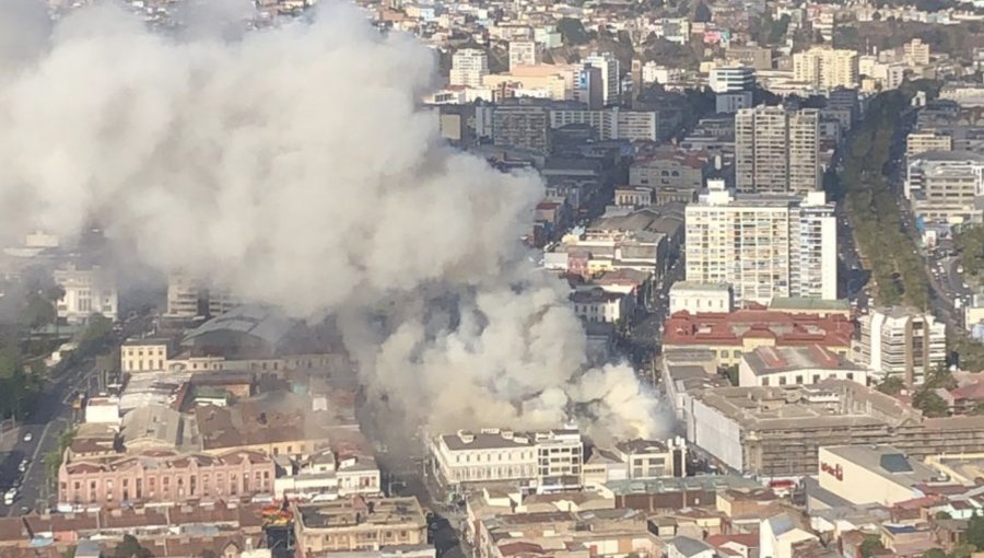 10 imágenes que dan cuenta de la voracidad del incendio en el barrio Almendral de Valparaíso