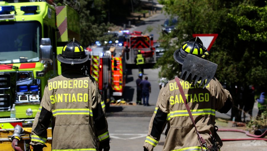 Al menos 6 casas consumidas por el fuego deja violento incendio en Lo Barnechea