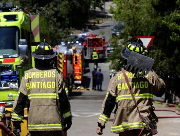 Al menos 6 casas consumidas por el fuego deja violento incendio en Lo Barnechea