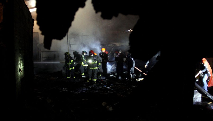 Incendio en Maipú dejó un muerto y dos viviendas afectadas en Villa San Luis