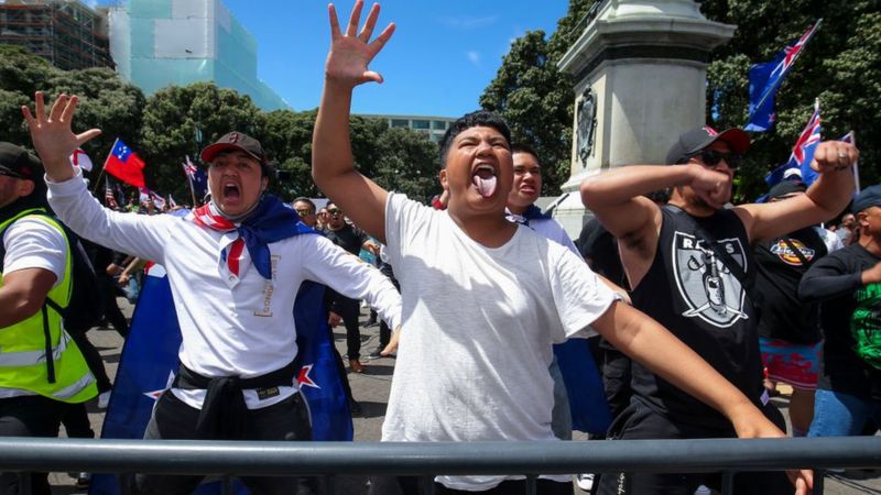 Tribu maorí de Nueva Zelanda pide a los antivacunas que dejen de usar el haka