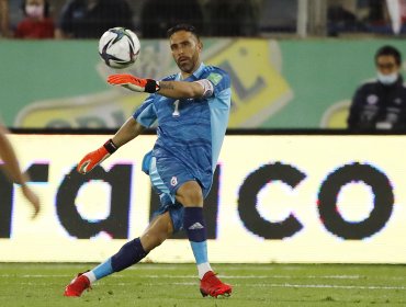 "Seamos grandes, pero juntos": Claudio Bravo destaca la unidad en la Roja de cara al encuentro con Ecuador