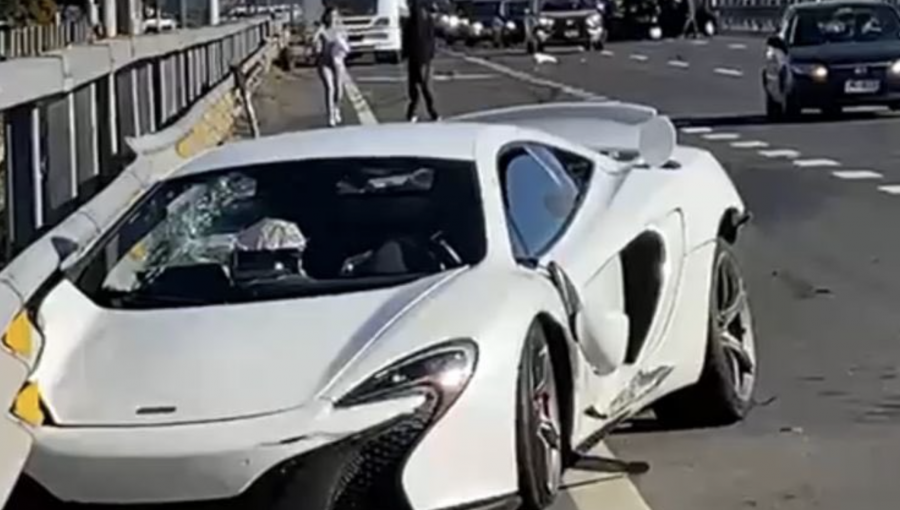 Carrera entre un McLaren y un Ferrari termina en accidente en Paine: tres lesionados por chocar contra un Nissan V-16