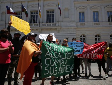 Vendedores ambulantes se tomaron Municipalidad de Santiago para exigir la entrega de permisos