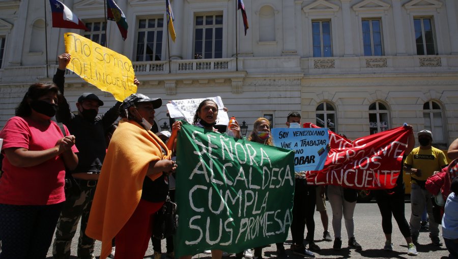 Vendedores ambulantes se tomaron Municipalidad de Santiago para exigir la entrega de permisos