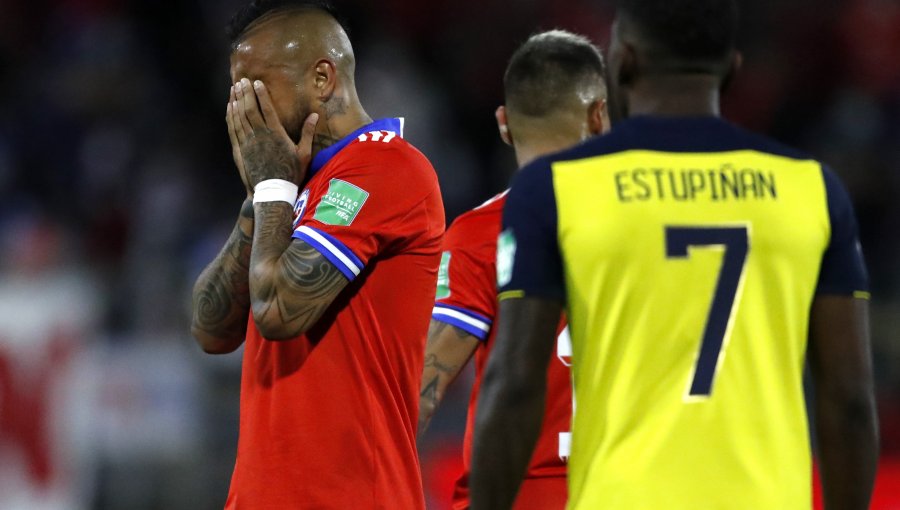 Balde de agua fría para la Roja: Cae ante Ecuador y juega con 10 tras la expulsión de Arturo Vidal