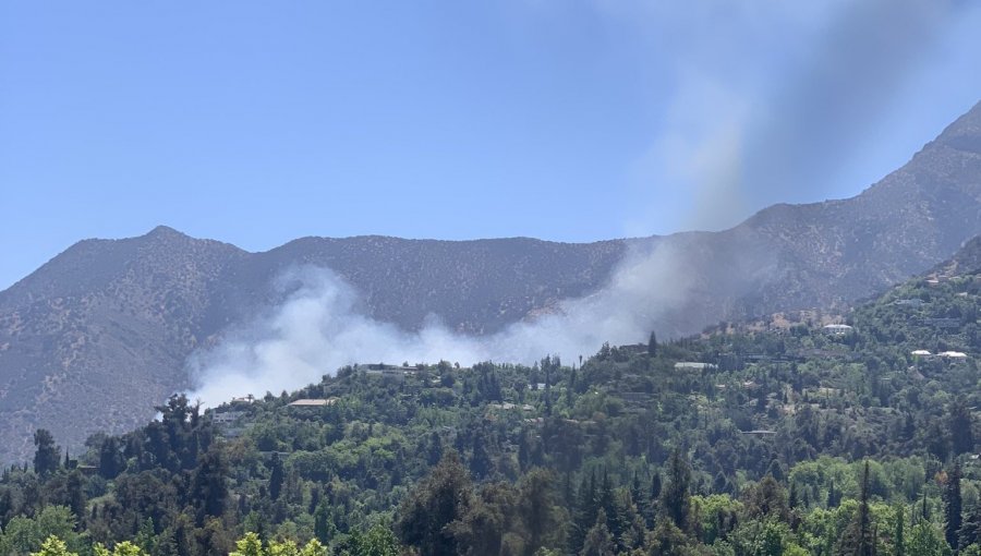 Incendio afecta ladera del cerro Manquehue en Vitacura: existe peligro de propagación a viviendas