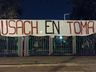 Estudiantes de la Usach inician toma y piden salida del rector Juan Manuel Zolezzi