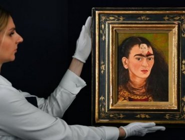 Autorretrato "Diego y yo" de Frida Kahlo se vende por US$34,9 millones, récord de un artista latinoamericano en una subasta