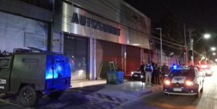 Robo frustrado en automotora en Ñuñoa: Delincuentes huyeron por las vías del Metro y por instalaciones de canal Mega
