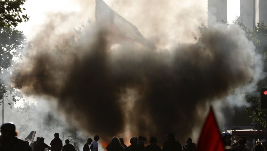 Al menos 19 detenidos por desórdenes y daños en nuevas manifestaciones en el centro de Santiago