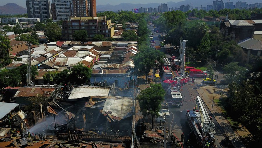 Incendio consumió locales comerciales ubicados en el Barrio Brasil: Acudieron cerca de 180 bomberos