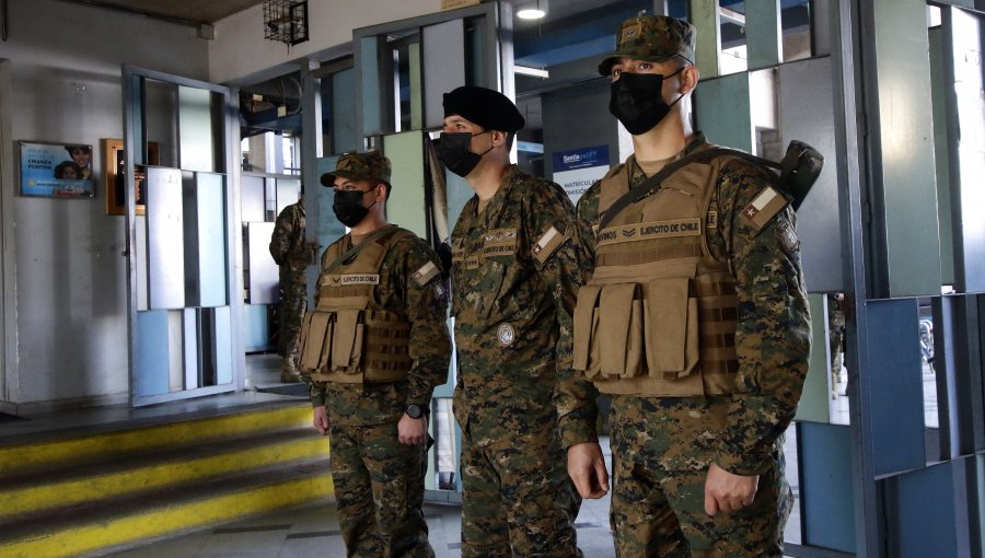 Militares detuvieron a carabinero acusado de grabar debajo de la falda de joven en local de votación en Curicó