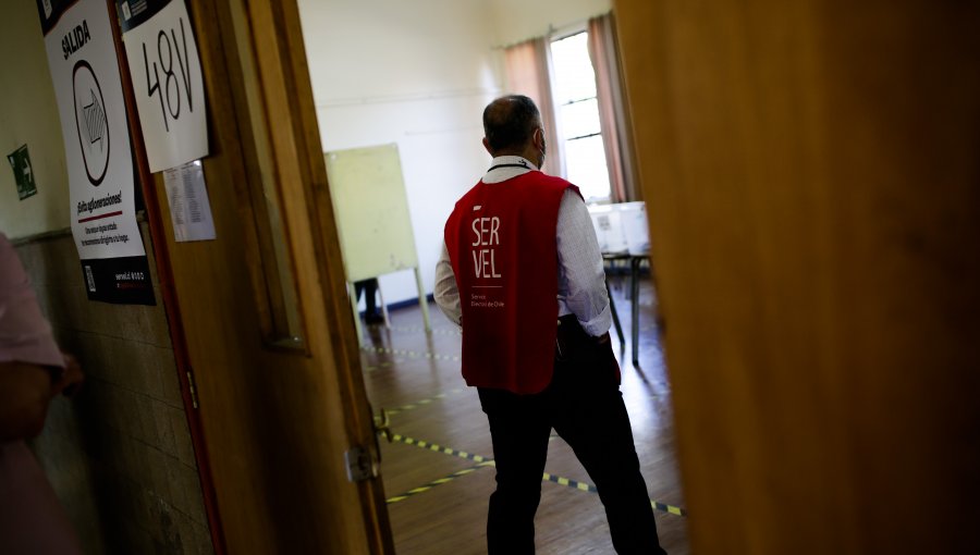 Alcalde de Maipú denunció cierre de nueve locales de votación pese a filas de electores