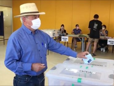 Jaime Mañalich votó y lanzó sus dardos contra allanamiento a la sede de Comunes