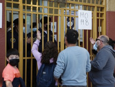 Denuncian cierre anticipado de mesas pese a largas filas de electores que esperan para sufragar