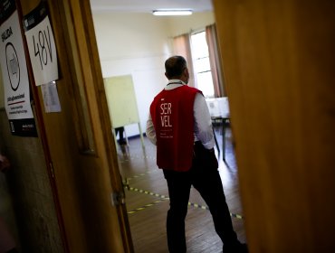 Alcalde de Maipú denunció cierre de nueve locales de votación pese a filas de electores